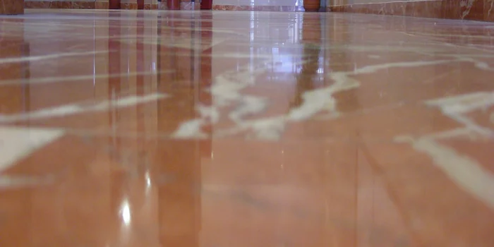Suelo de mármol pulido y abrillantado efecto espejo