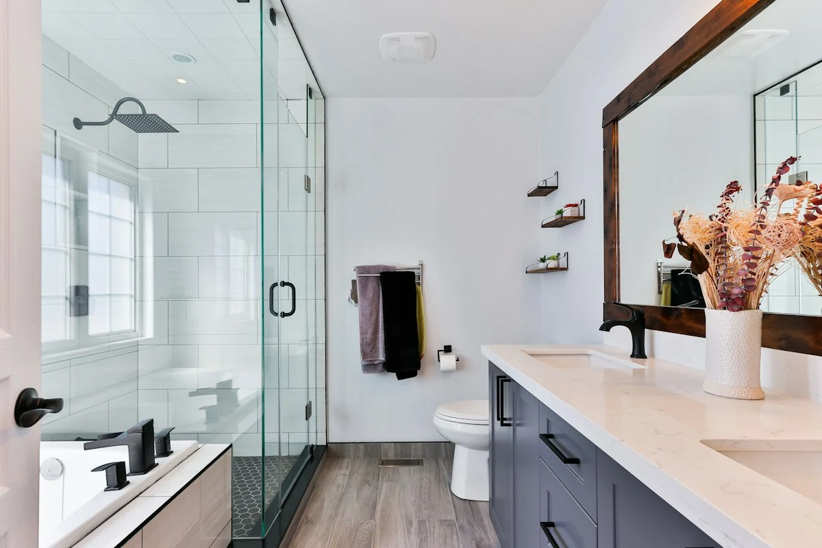 Baño de apartamento turístico desinfectado y brillante